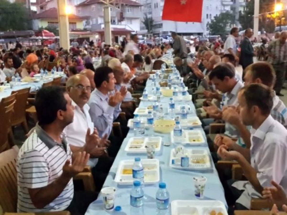 Gümüşova Belediyesi\'nden 2 Bin 500 Kişiye İftar