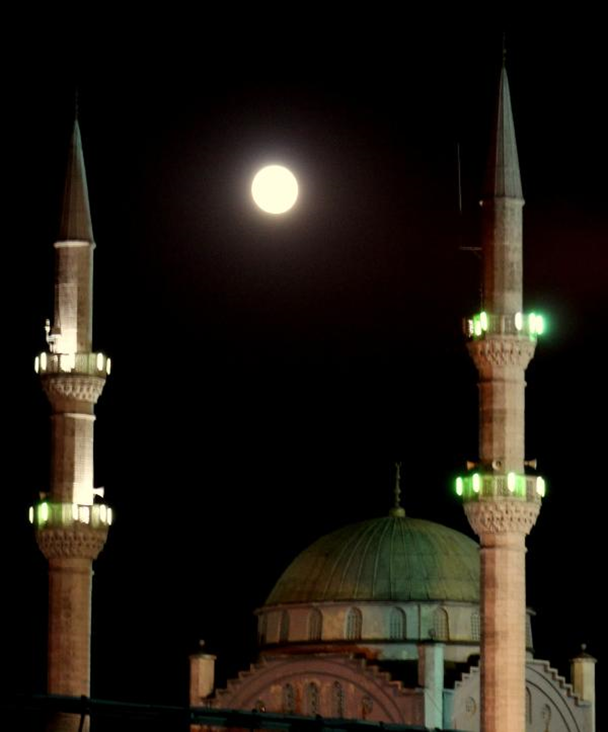 İstanbul\'da Dolunay Güzelliği