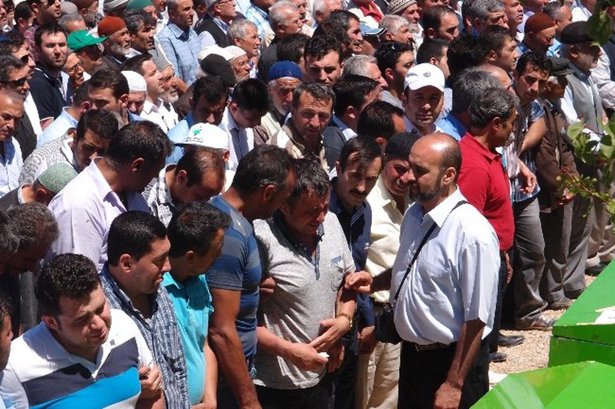 Kırıkkale\'de Geçirdikleri Kazada Ölen 5 Kişi Toprağa Verildi