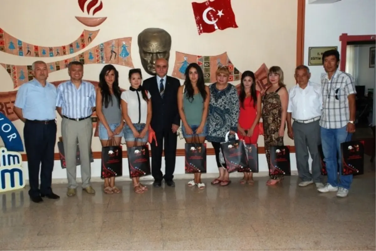 Kırım Devlet Konservatuarı Öğrencilerinden İl Milli Eğitim Müdürü Dede'ye Ziyaret