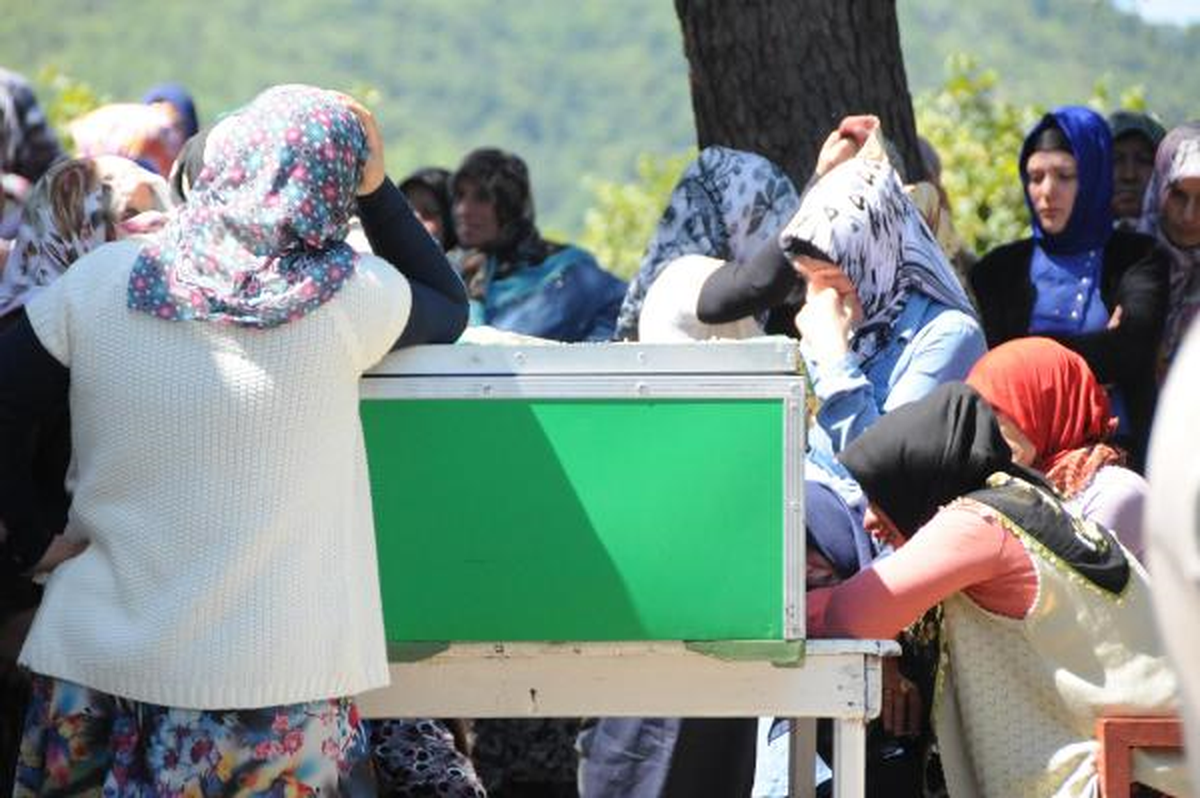 Köylüler, 33 Yıllık İmamlarının Cenazesini Bırakmadı