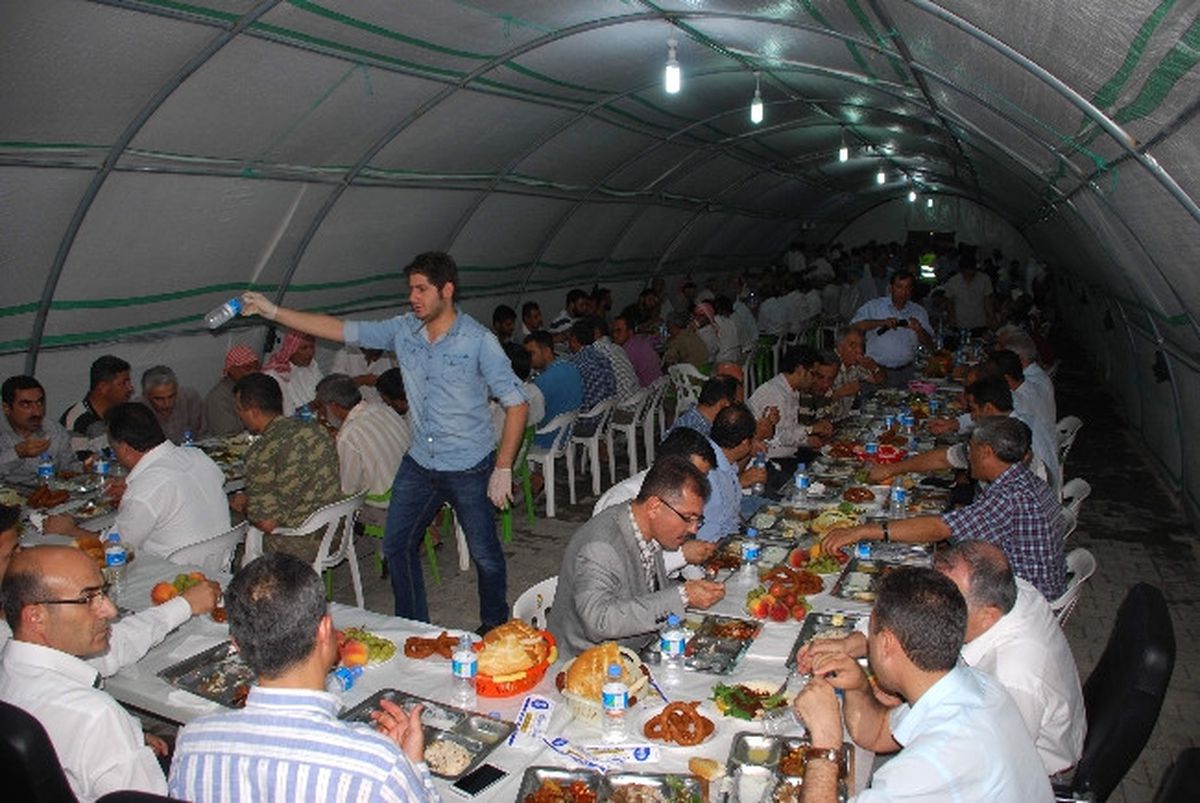 Milletvekilleri Suriyeliler ile İftar Yemeğinde Buluştu