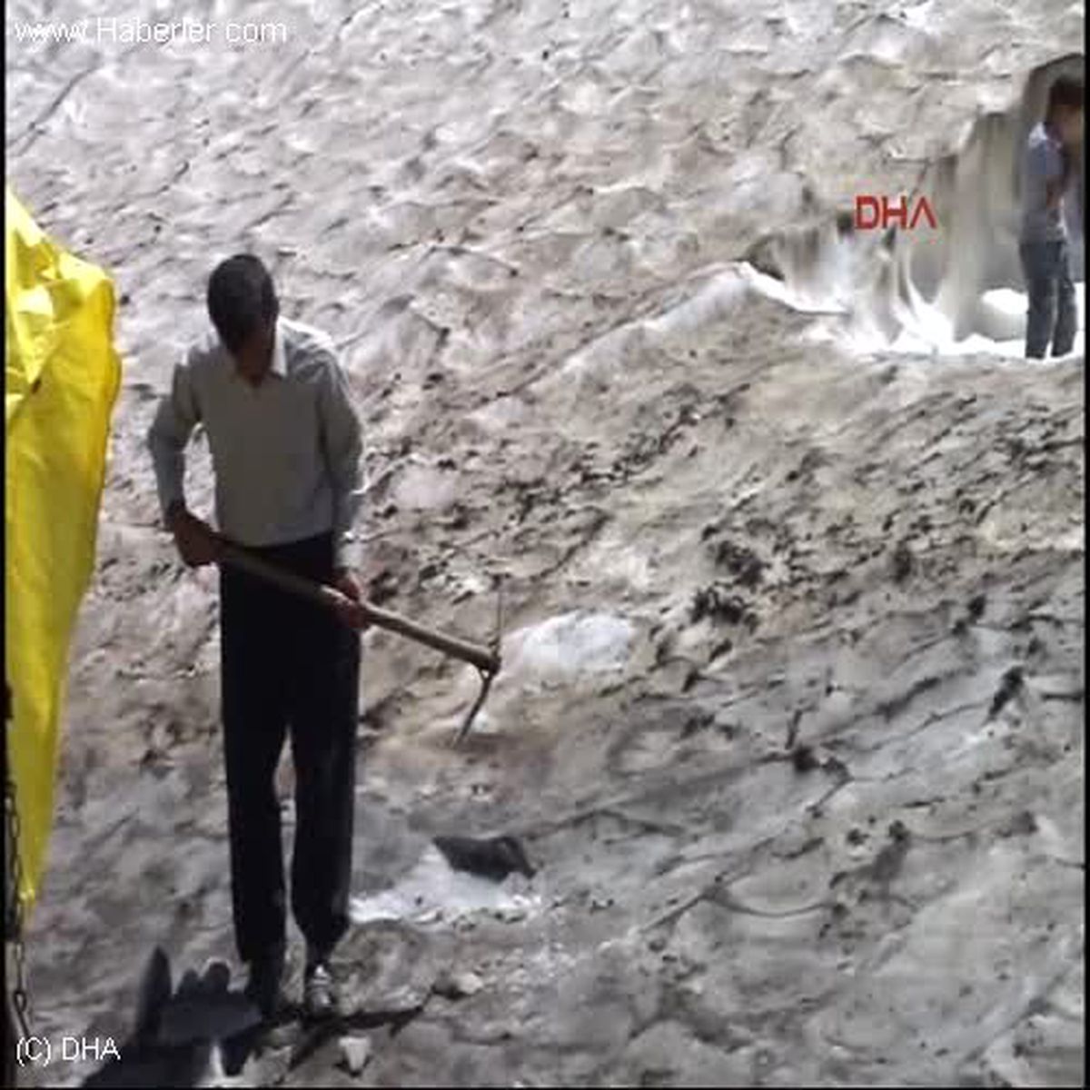 Muşlular Kar Oyuklarında Serinliyor
