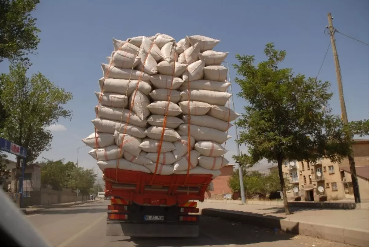 Trafikte Saman Yüklü Kamyon Tehlikesi