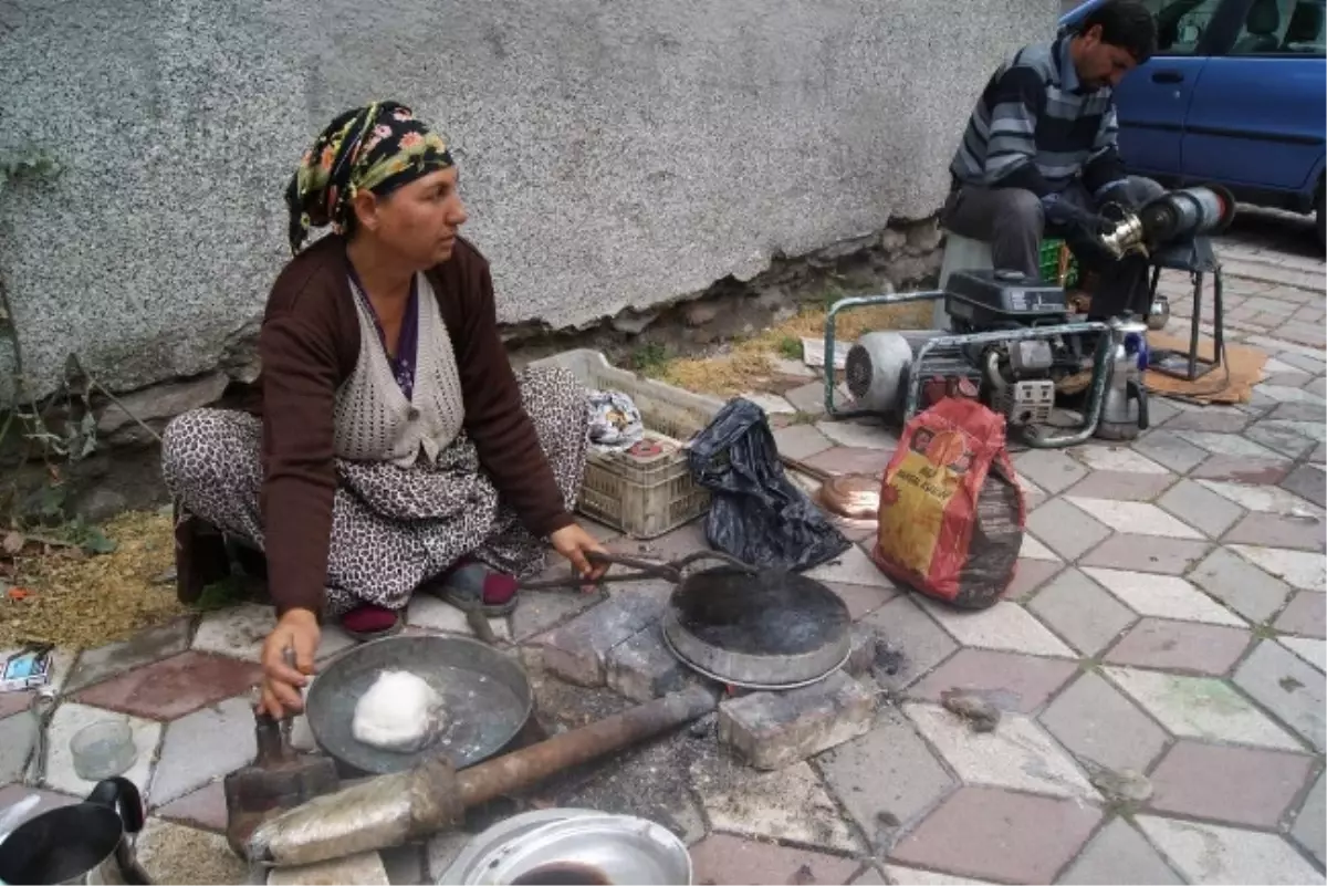 Türkiye\'yi Gezerek Bakır Kapları Kalaylıyor