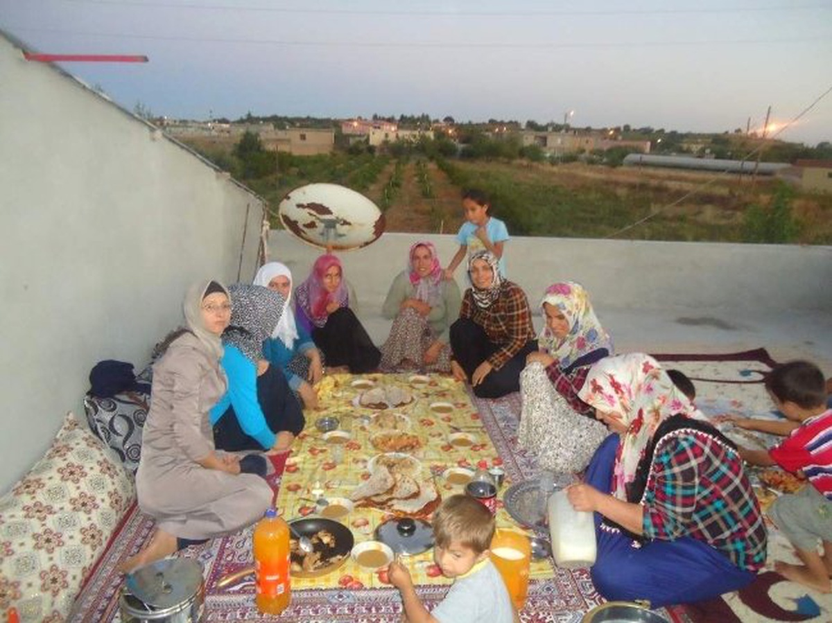 AK Parti Kadın Kolları Yönetimi, Yemekleriyle Vatandaşlara Misafir Oluyorlar