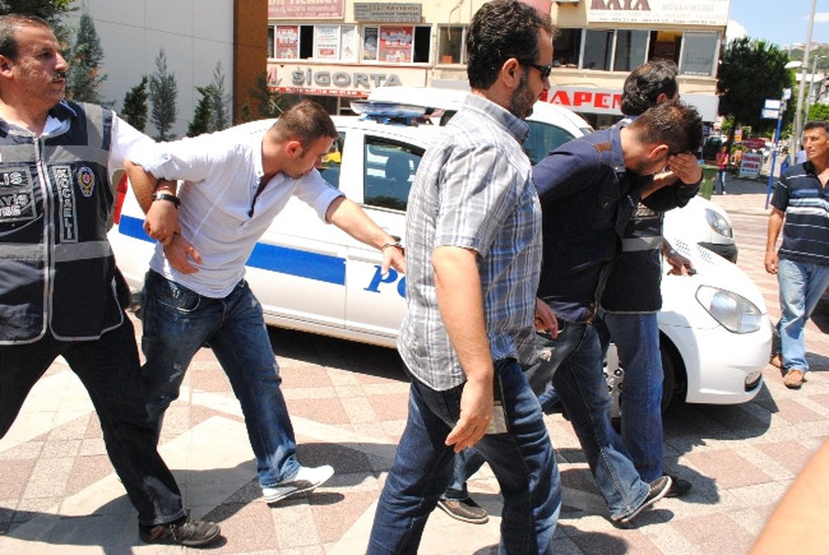Alkol Aldıkları Şahsı Gasp Ettiler