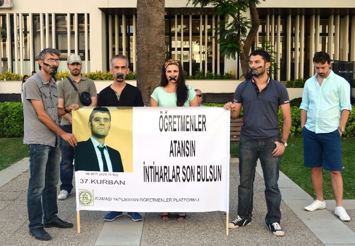 Atanamayan Öğretmenler, Ağızlarını Bantlayıp Durma Eylemi Yaptı