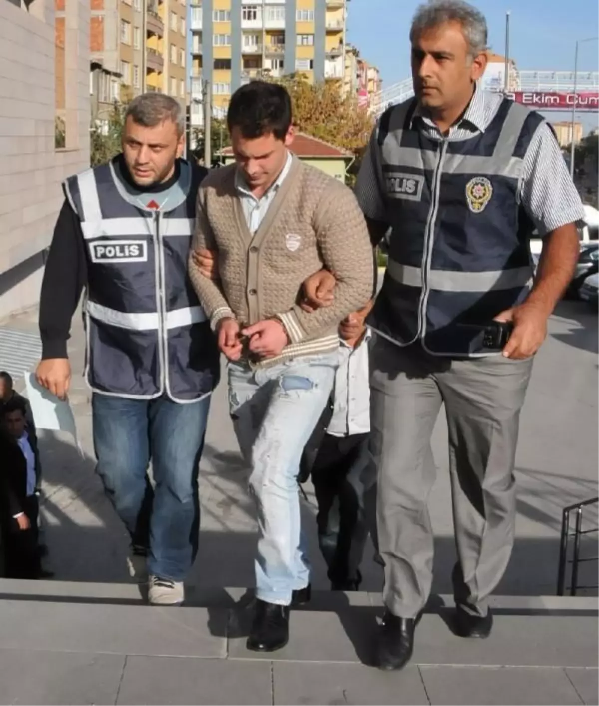 Babasını Öldürüp Cesedini Yaktı