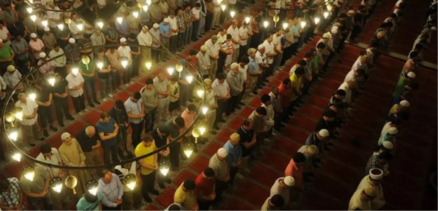 Bakanlar Diyarbakır\'da Birlikte Teravih Namazı Kıldı