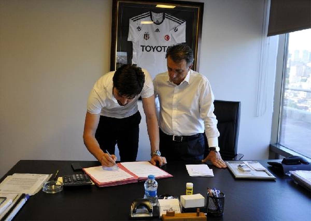 Beşiktaş\'ın Yeni Transferi Tolga Zengin, Resmi Sözleşmeyi İmzaladı