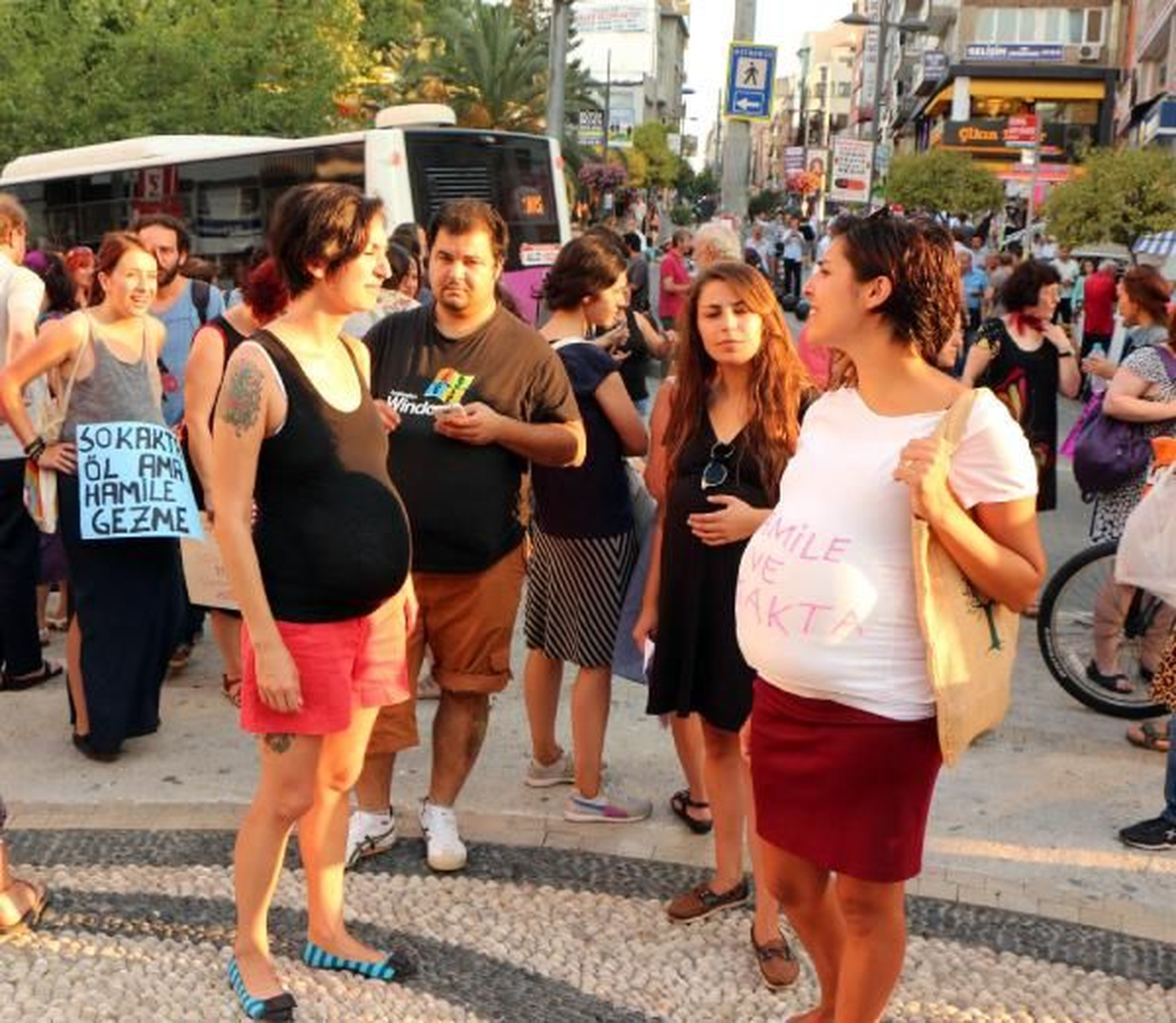 Beyoğlu\'nda Kadınlardan, Hamilelerle İlgili Açıklamayı Protesto
