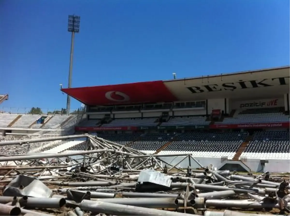 Beşiktaş İnönü Stadı\'nda Yıkım Çalışmaları Devam Ediyor