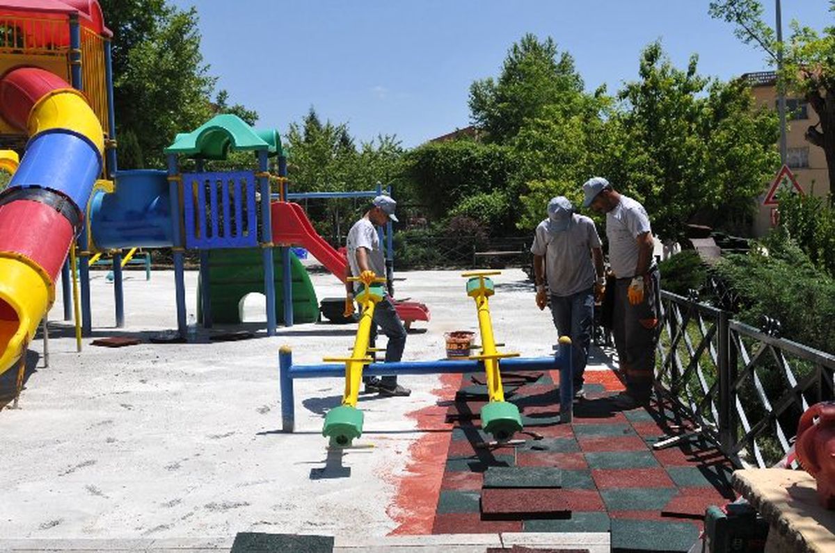 Bozüyük\'teki Parklar Kauçukla Kaplanıyor