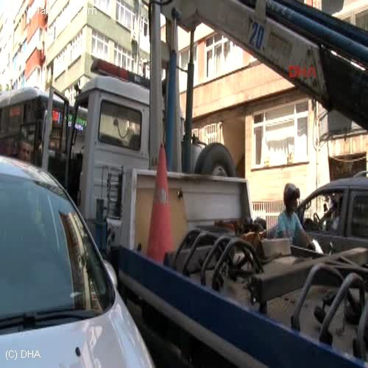 Çekici Sürücüsünün Dikkatsizliği Kazaya Neden Oldu 2 Yaralı