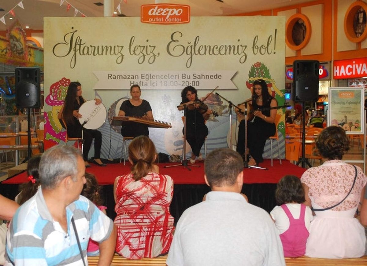 Deepo\'da Canlı Fasıl İzleyenlere Güzel Bir Akşam Yaşattı