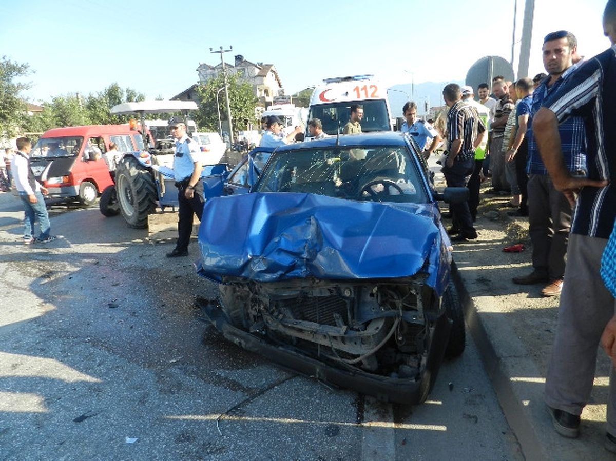 Düzce\'de Traktörle Otomobilin Karıştığı Kazada 4\'ü Çocuk 8 Kişi Yaralandı