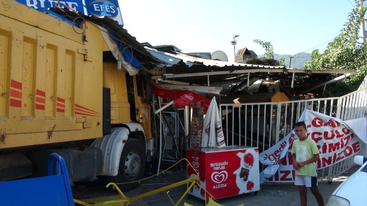 El Freni Çekilmeyen Kamyon Markete Daldı