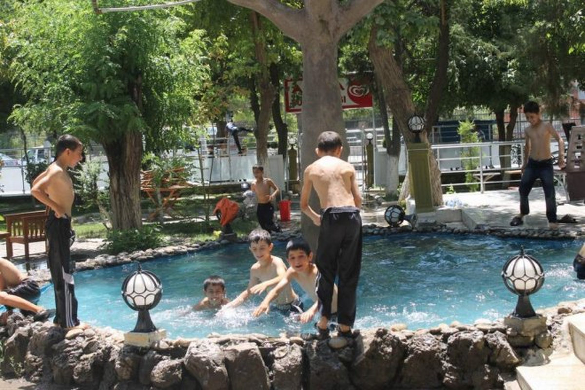 Erzincan Çocuklar Süs Havuzlarında Serinliyor