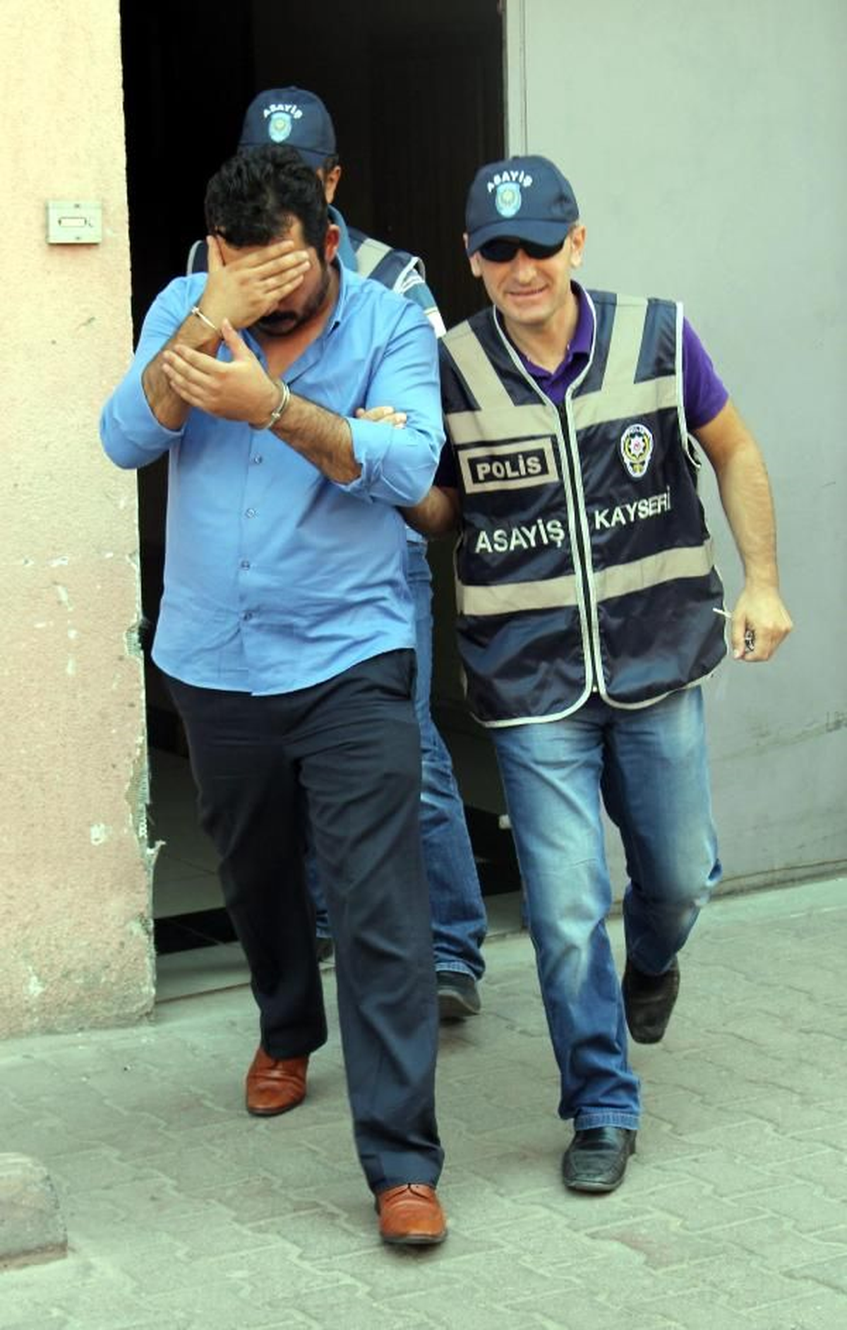 Eski Rektörün Hesabından Para Çekerken Yakalandı