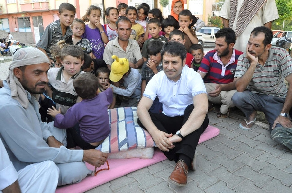 Gaziantep Milletvekili Ali Şahin Parkta Kalan Suriyelileri Ziyaret Etti