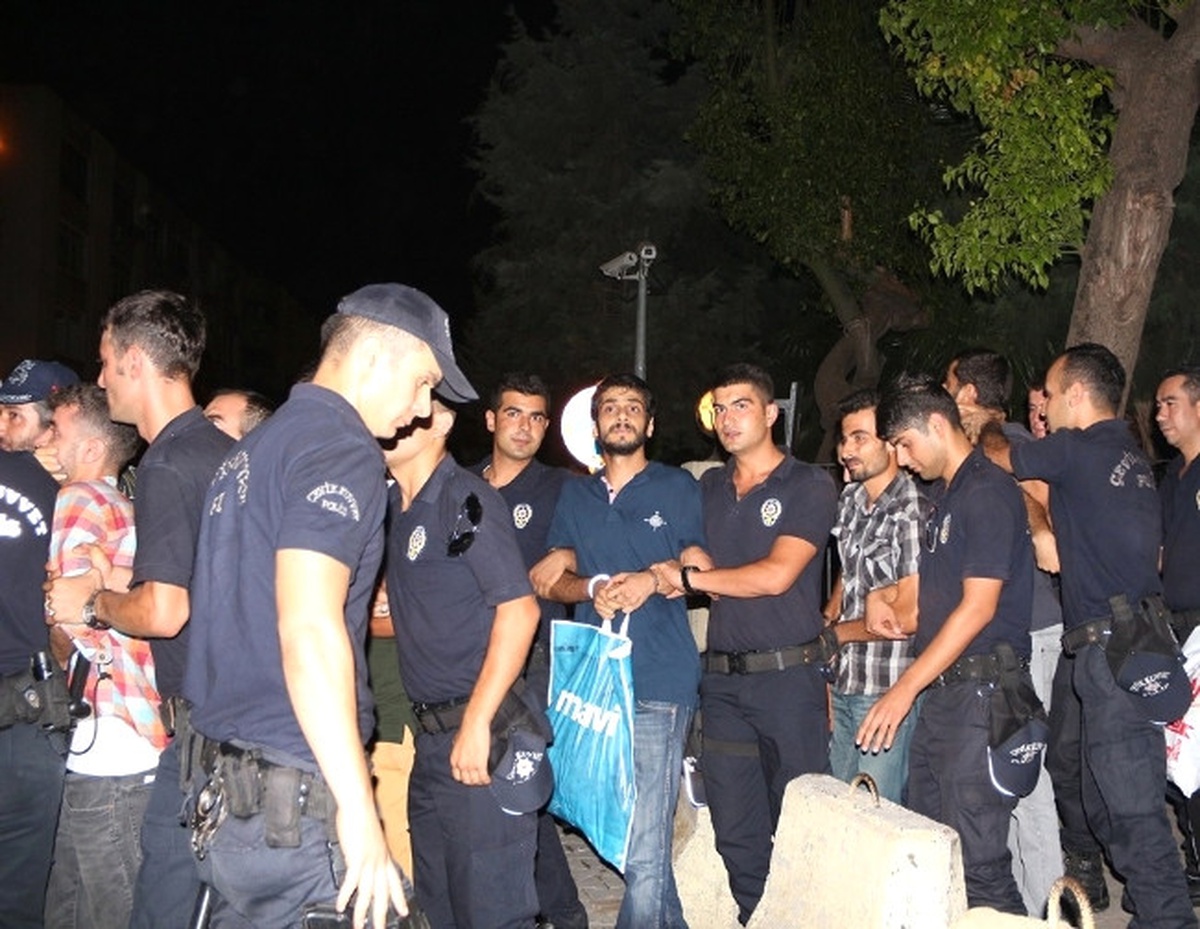 Gözaltına Alınan 13 Kişinin Yakınları ile Polis Arasında Arbede Yaşandı