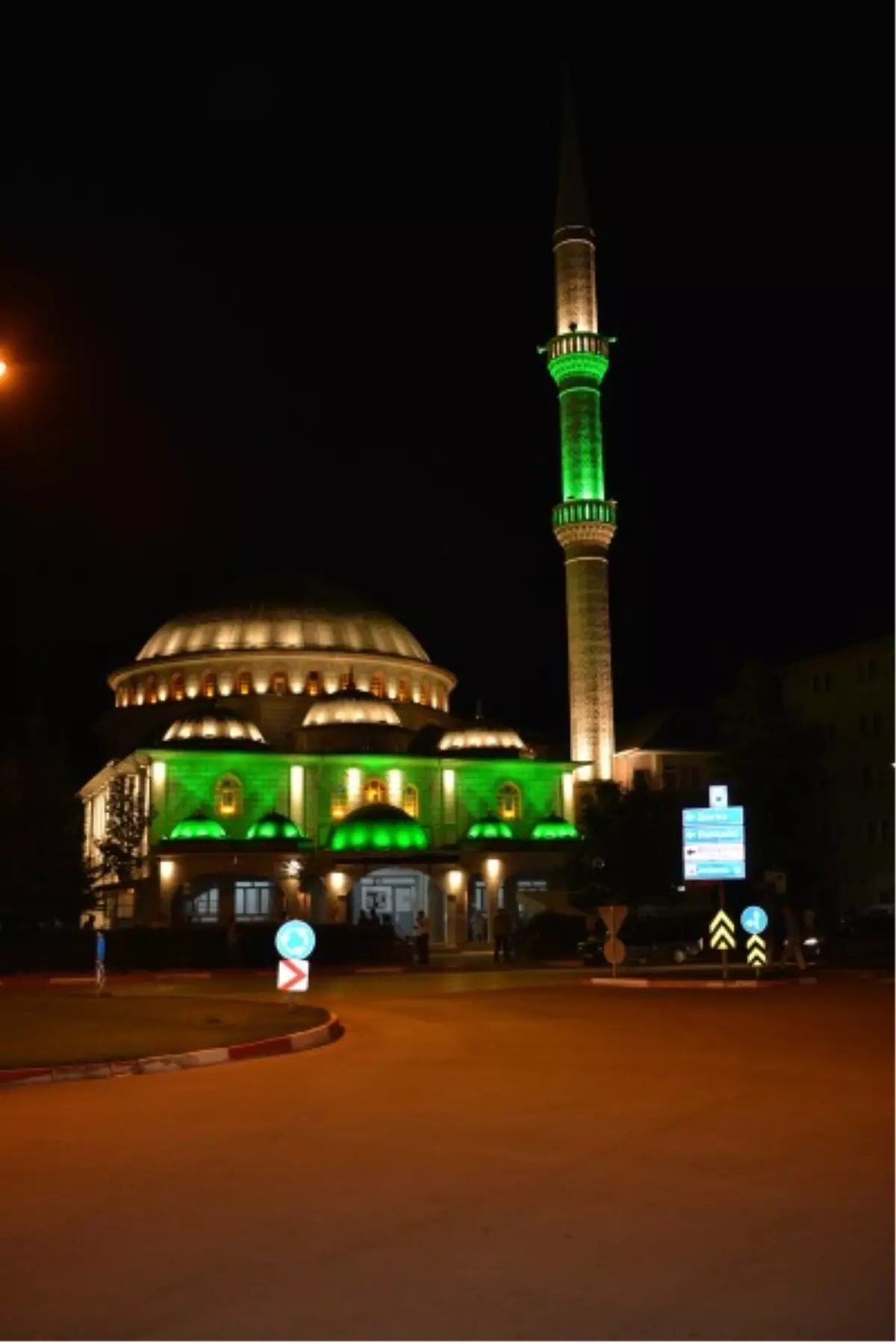 İnegöl'de Fatih Camii Aydınlatıldı