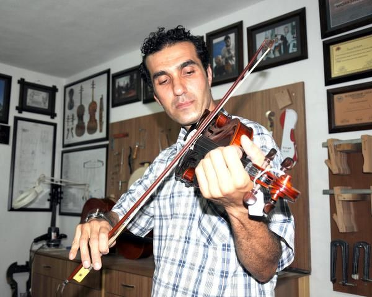 İskenderun Keman Ustası Marangoza İtalya'dan Ödül
