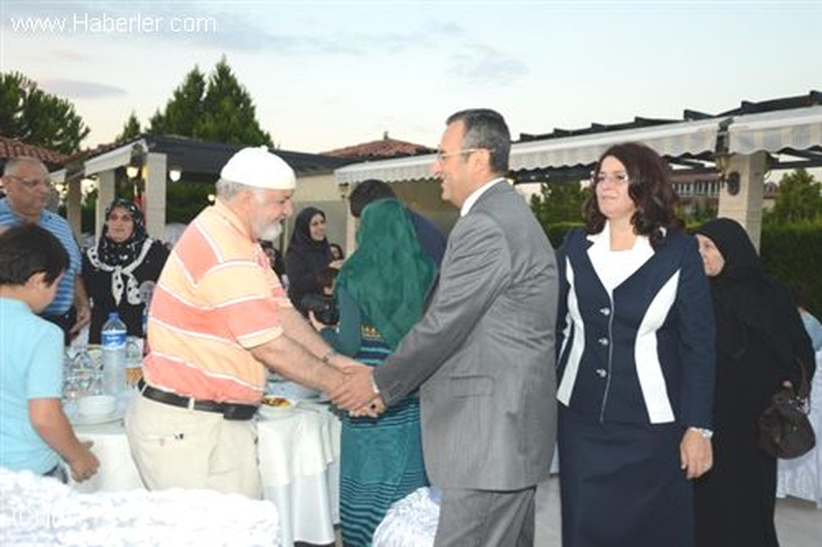 İzmir Valiliği Şehit ve Gazi Yakınları İçin İftar Verdi
