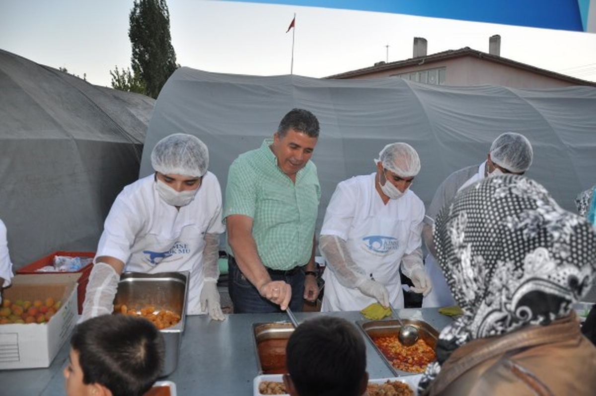 Kayseri Ticaret Borsası İftar Çadırında 1000 Kişiye Yemek Verdi