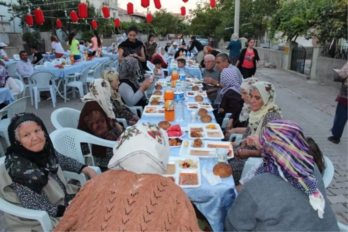 Mahalle Sakinleri Geleneksel İftar Yemeğinde Buluştu