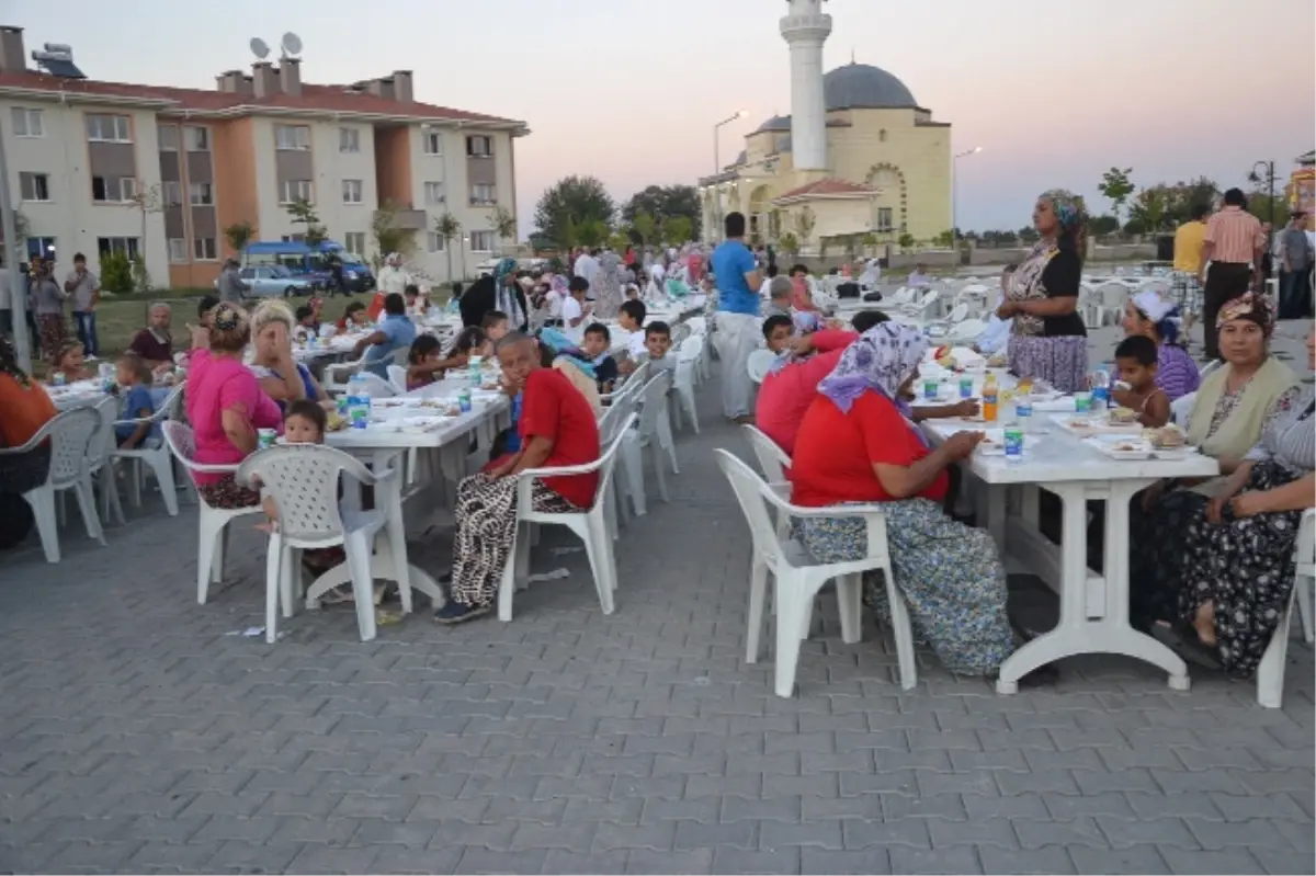 Manisa Valisi Savaş Vatandaşlarla İftarda Buluştu