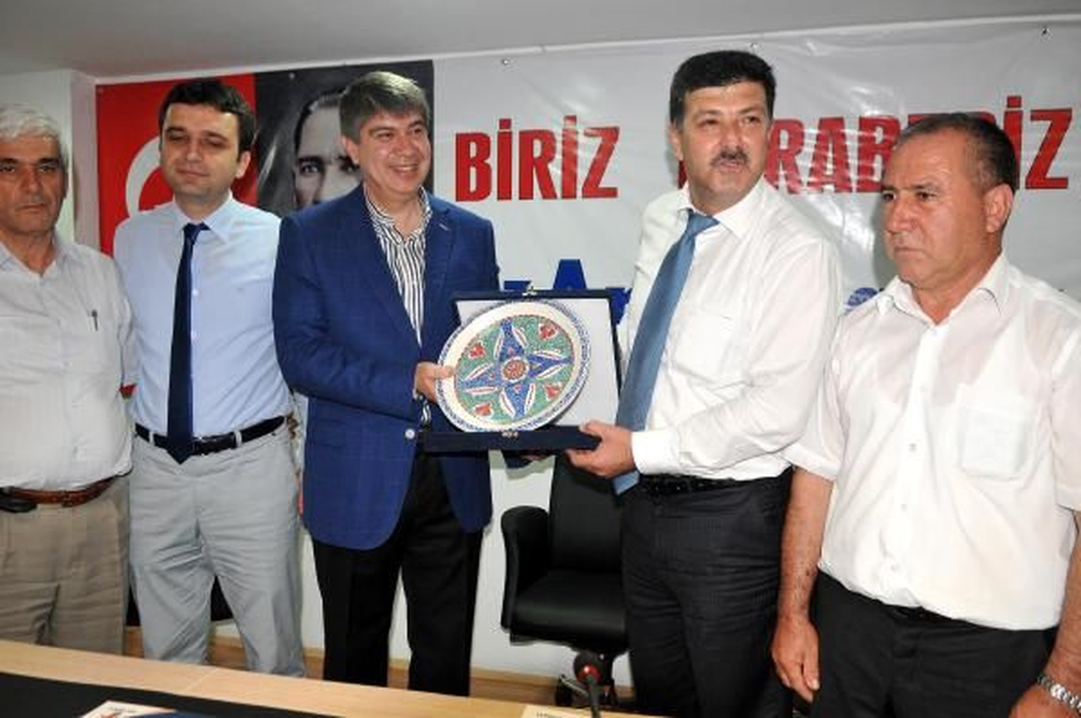 Muhtarlardan Türel\'e Teşekkür Plaketi