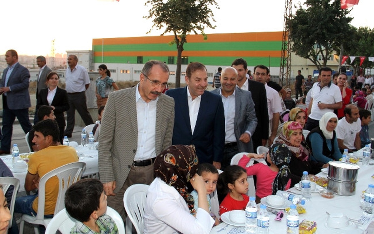 AK Parti\'li Dinçer, Vatandaşlarla Gönül Sofrası\'nda Buluştu