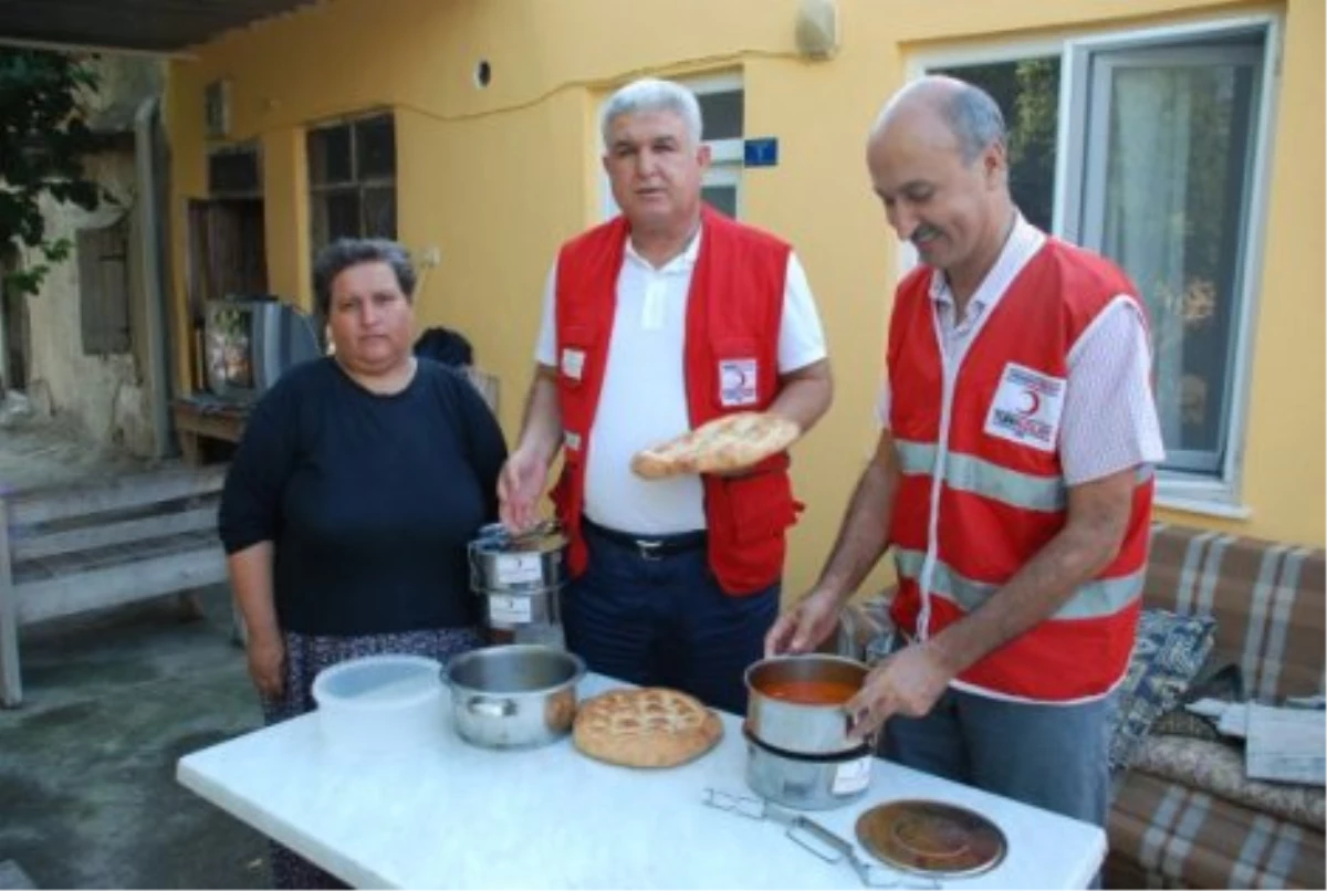 Öngel, Kızılay Gönüllüsü Olarak Sıcak Yemek Dağıttı