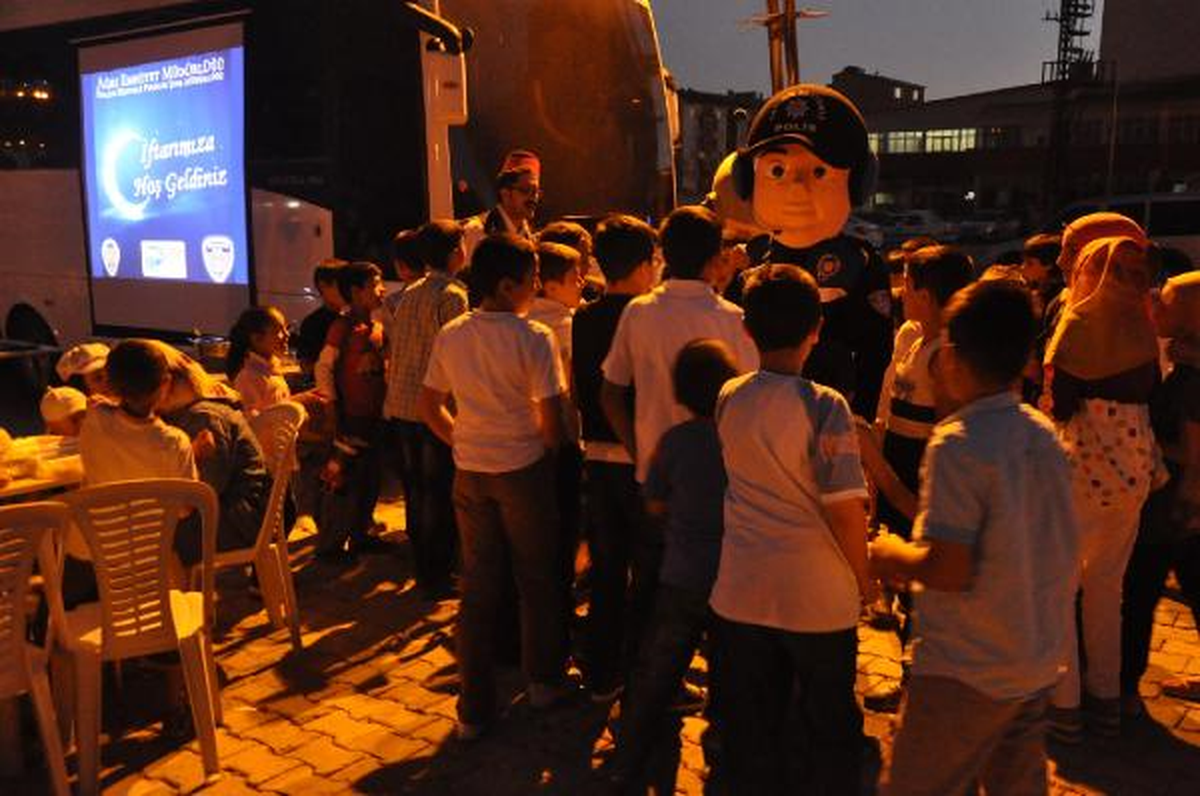 Polislerden Dar Gelirli Ailelere İftar
