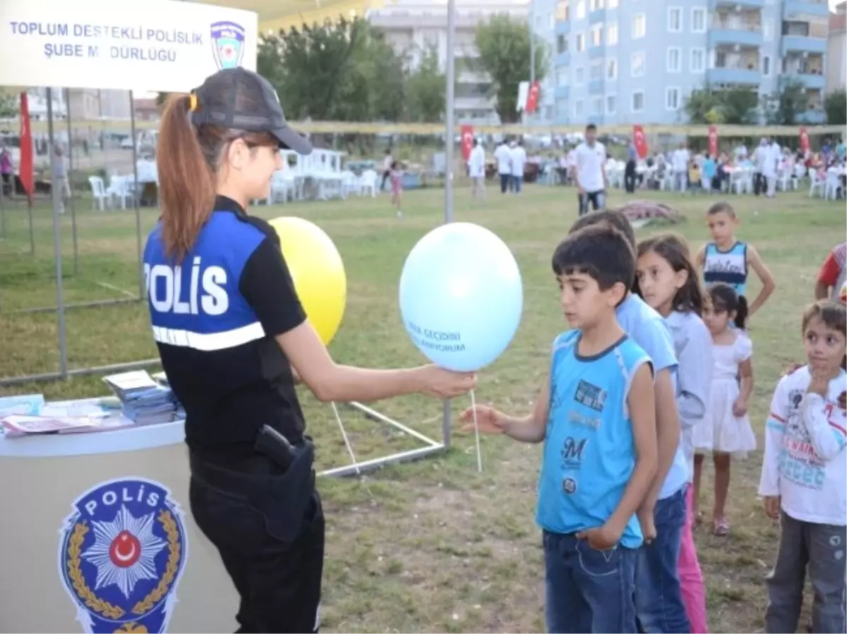 Polisten Çocuklara Balon