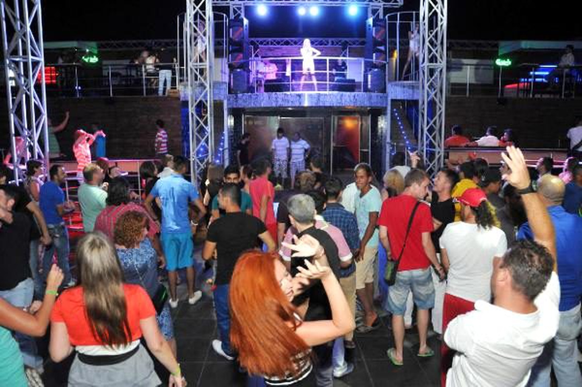 Rus Şarkıcı Avrelina Alanya\'da Konser Verdi