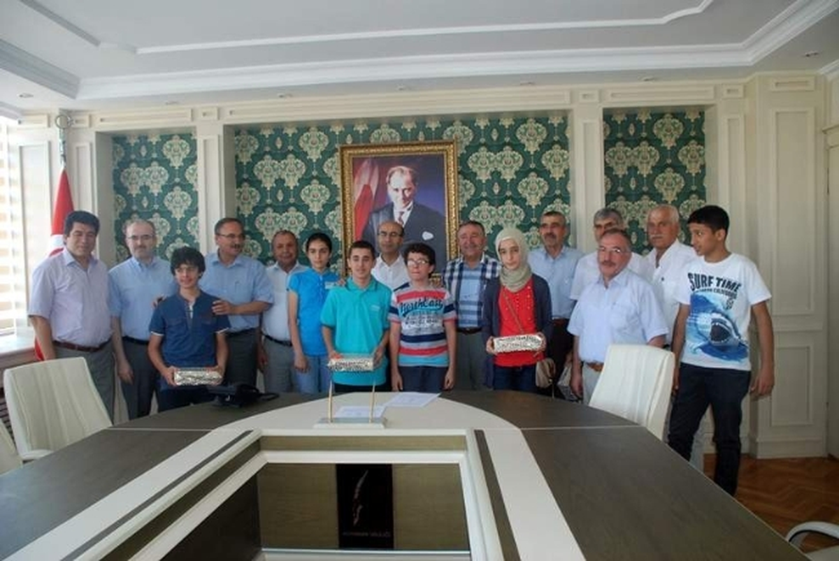 Sbs\'de Dereceye Giren Öğrencilere Tablet Bilgisayar Hediye Edildi