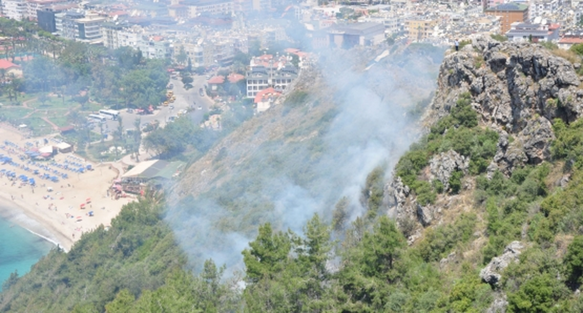 Tarihi Alanya Kalesi Eteklerinde Yangın Çıktı