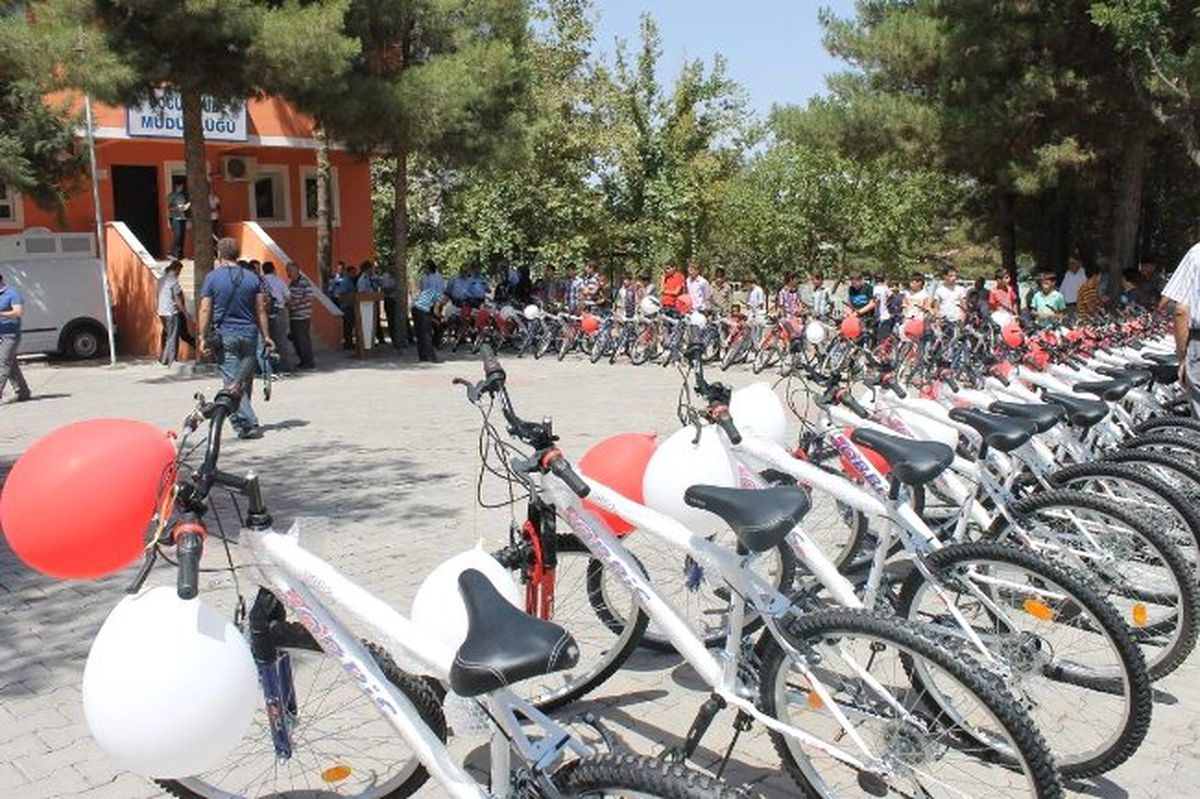 Siirt Polisi 50 Öğrenciye Bisiklet Aldı