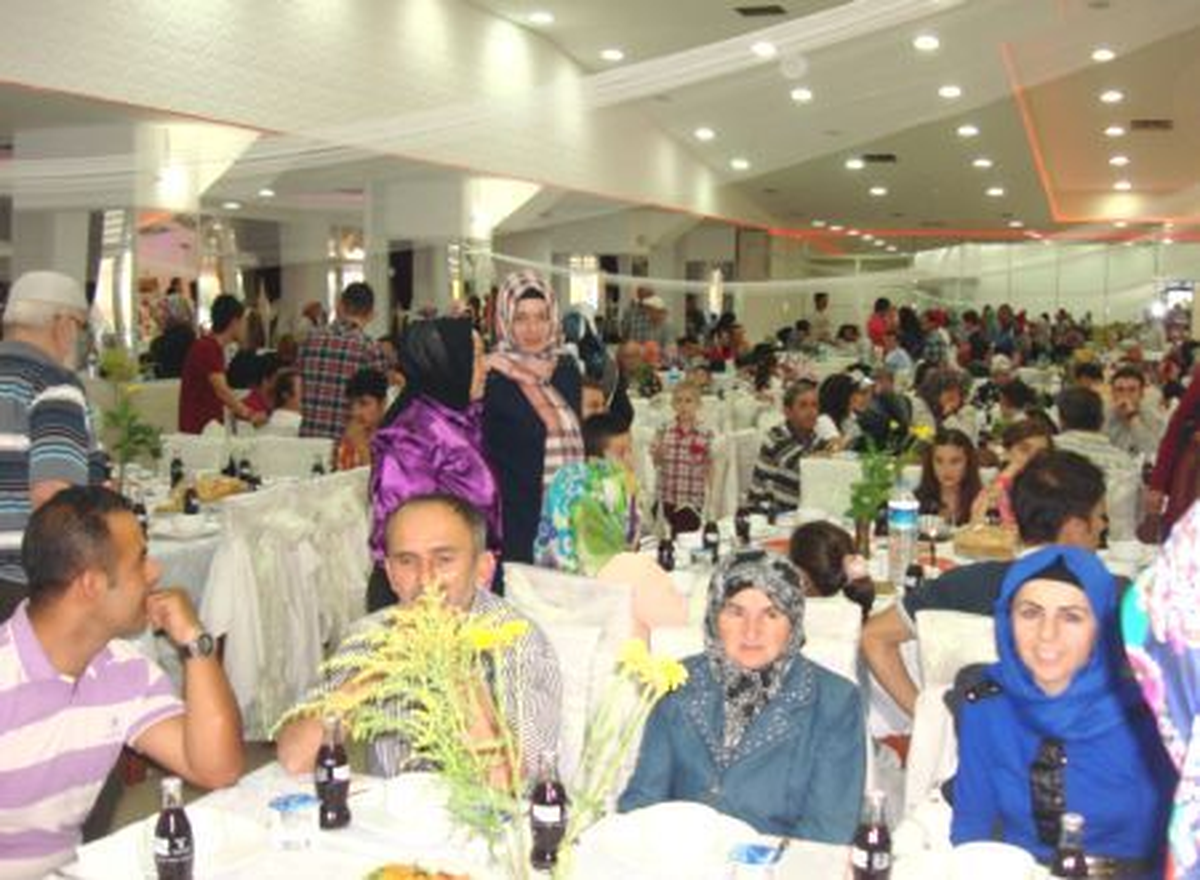 Tavşanlı\'da 2 Bin 700 Kişiye İftar Yemeği