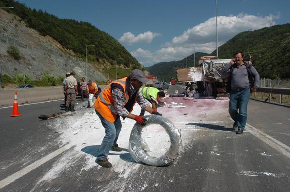 TIR, Boya Yüklü Kamyona Çarptı: 1 Yaralı