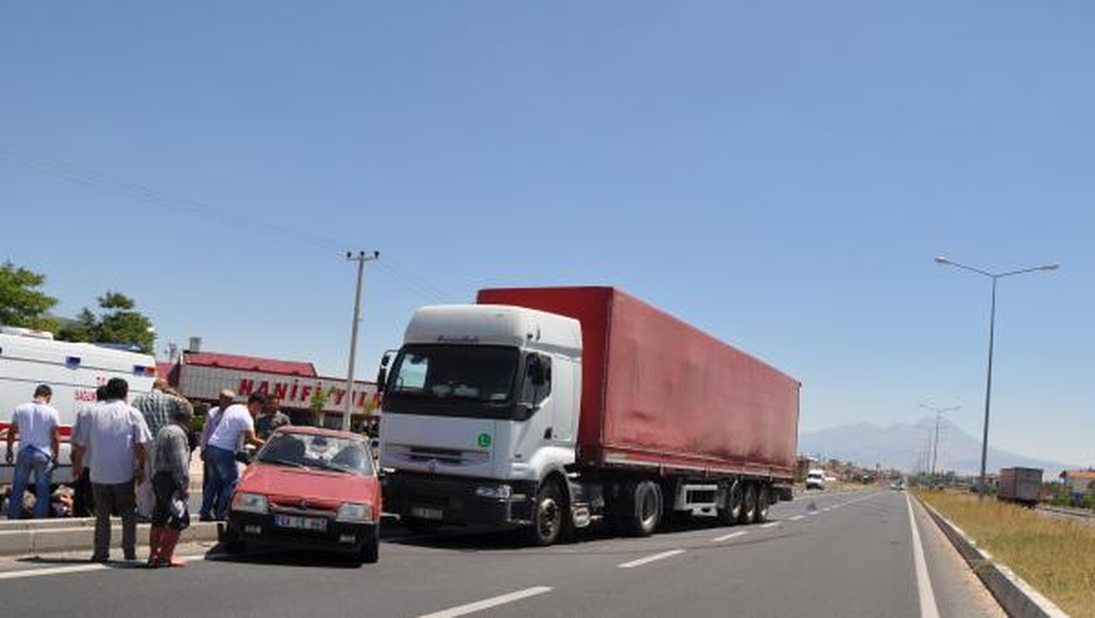 TIR\'ın Sürüklediği Otomobilde 3 Yaralı