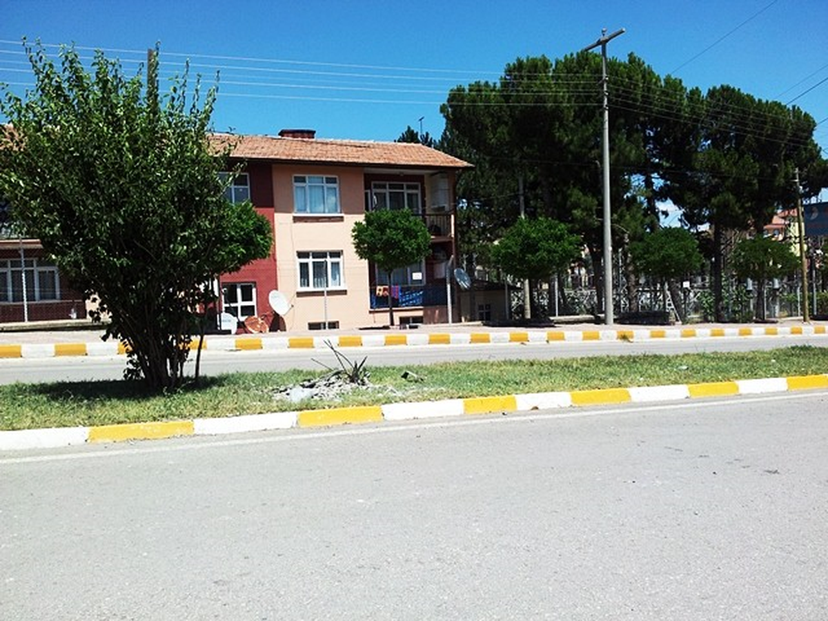 Tosya\'da Gece Yarısı Otomobilin Çarptığı Elektrik Direği Anayolu Trafiğe Kapattı