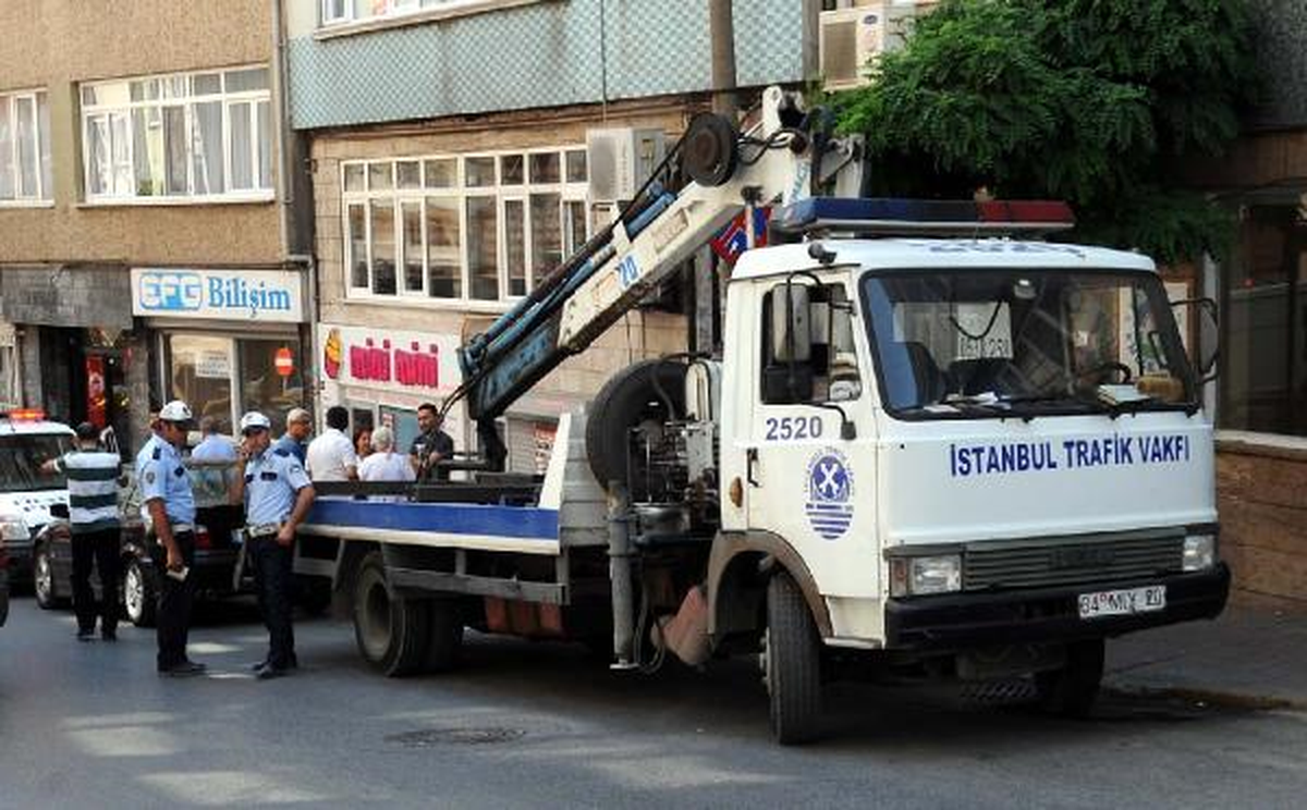 Trafik Çekicisi Anne-Kızı Yaraladı