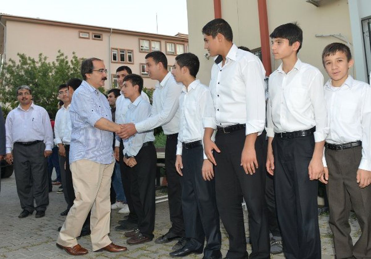 Vali Coş, Öğrenciler ile İftarda Bir Araya Geldi