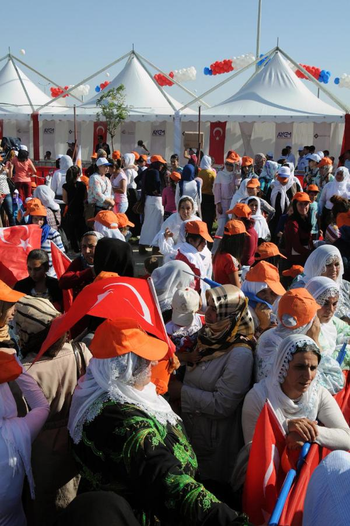 45 Derece Sıcakta Başbakan\'ı Beklediler