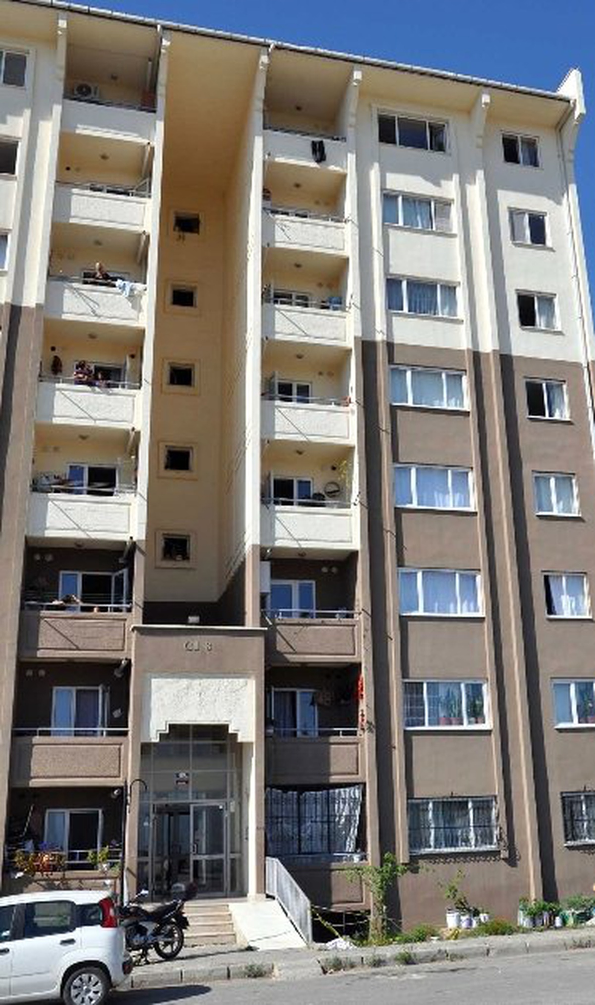 80 Yaşındaki Kadın Yedinci Kattan Düşerek Öldü