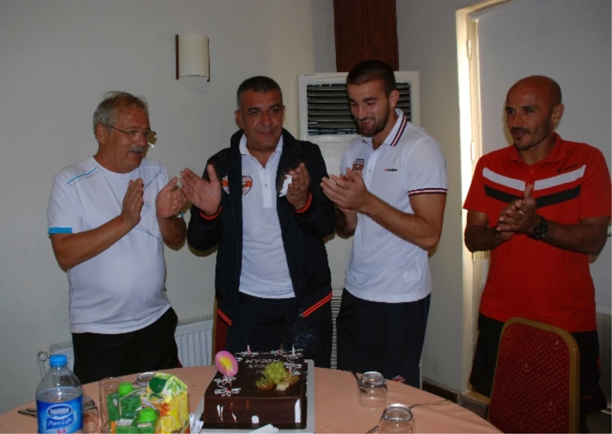 Adanaspor\'da Sürpriz Doğum Günü Kutlaması